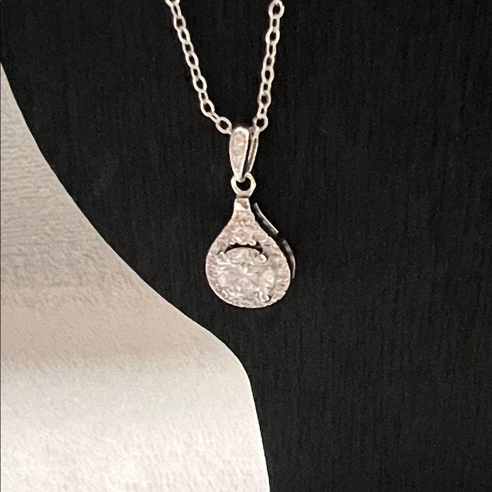 Elegant Silver Teardrop Moissanite 1.0 wanna ct Color D Pendant Necklace - Picture 4 of 7